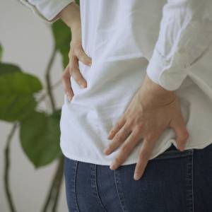 腰痛がなかなか良くならない人は股関節が硬い?寝ながらラクにゆるめる股関節ストレッチ