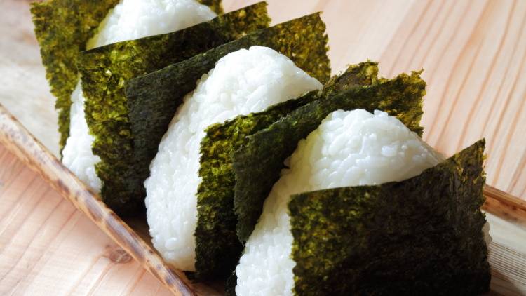 ビタミンE不足を防ぐ!朝、おにぎりに入れたい意外な具材とは?管理栄養士が解説