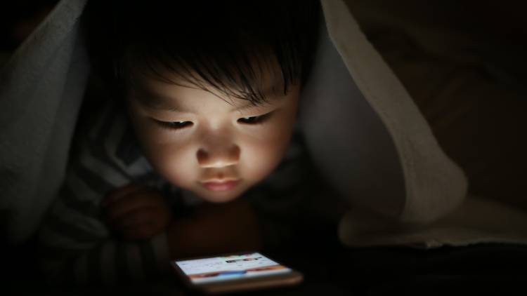 12歳までにスマホを持つ子ども、『うつ・肥満・睡眠不足リスク』が増加|最新研究で明らかに