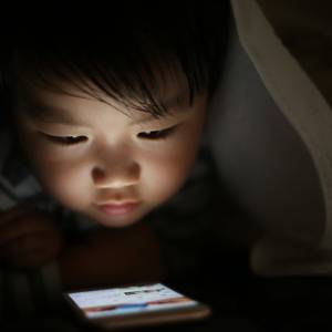 12歳までにスマホを持つ子ども、『うつ・肥満・睡眠不足リスク』が増加｜最新研究で明らかに