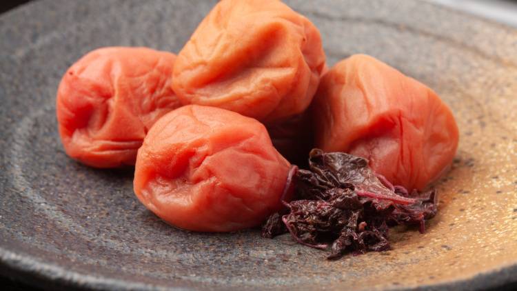 朝の「梅干し」で痩せ腸に！代謝が上がる意外な理由を管理栄養士が解説