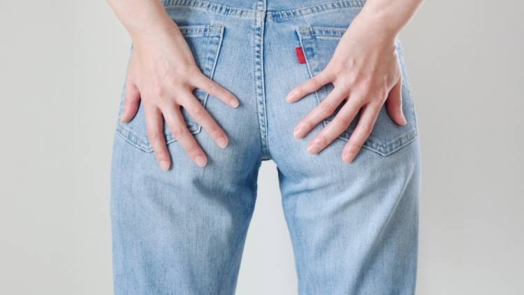 腰の違和感は〈放置厳禁〉冬の腰痛を撃退！お尻を緩める腰痛予防簡単ストレッチ