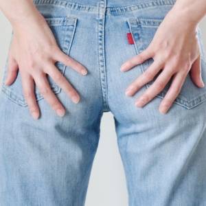 腰の違和感は〈放置厳禁〉冬の腰痛を撃退！お尻を緩める腰痛予防簡単ストレッチ