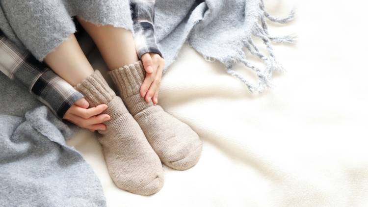 「足先が冷えて眠れない」→その冷え、筋肉不足が原因かも？“温まる脚”を育てる簡単２ステップ