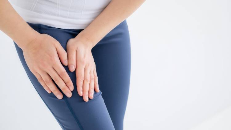 前ももが硬いと腰が反りやすい？骨盤前傾を整えて姿勢がラクになる前ももストレッチ