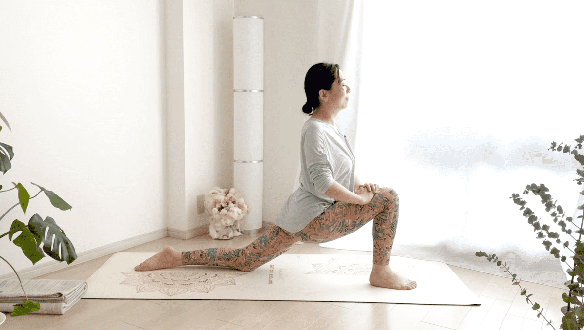 三日月のポーズ