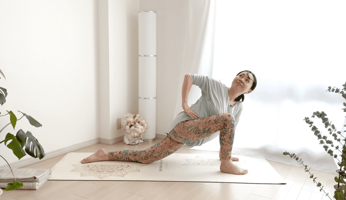 三日月のねじりのポーズ