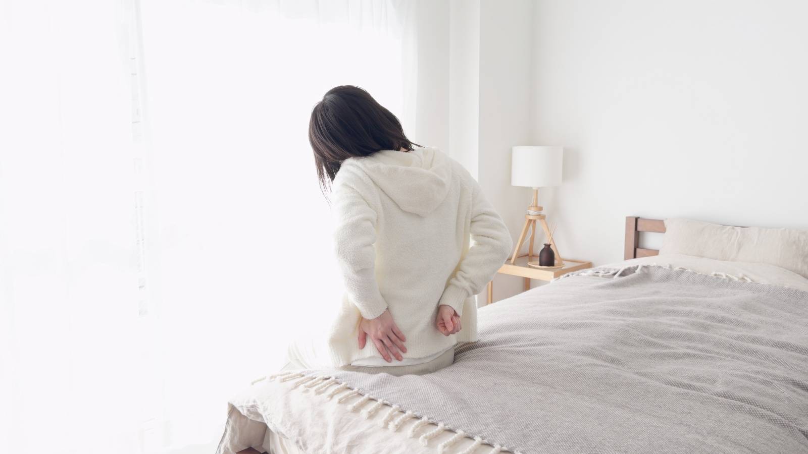 寝ても疲れが残るのは「背中がオフにならない」から？回復力を高める"仰向けねじりのポーズ"