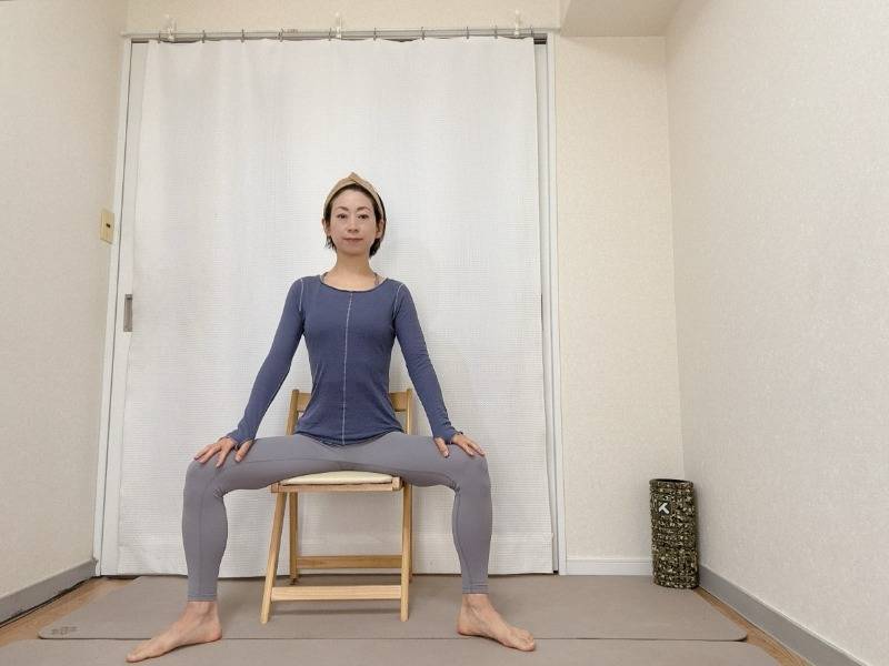 足を大きく開いて椅子に座った体勢