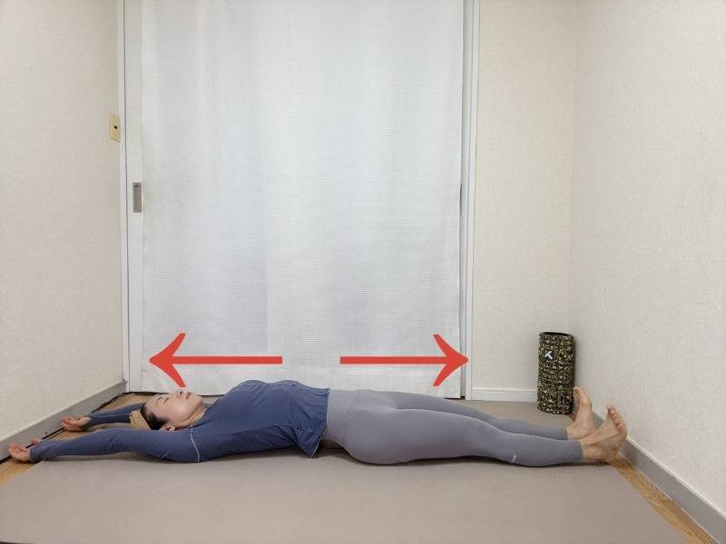 あおむけて両手をバンザイしてお腹を伸ばすストレッチ