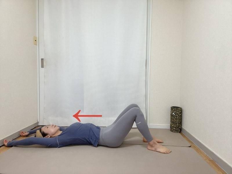 両手をバンザイして膝を立てた仰向けの体勢