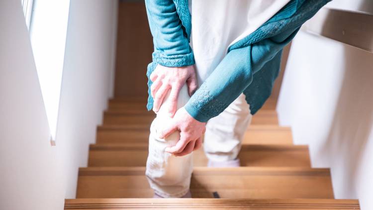 階段ですぐ太ももがパンパンになる人は"腸腰筋が弱い"。40代の脚が軽くなる股関節ほぐし