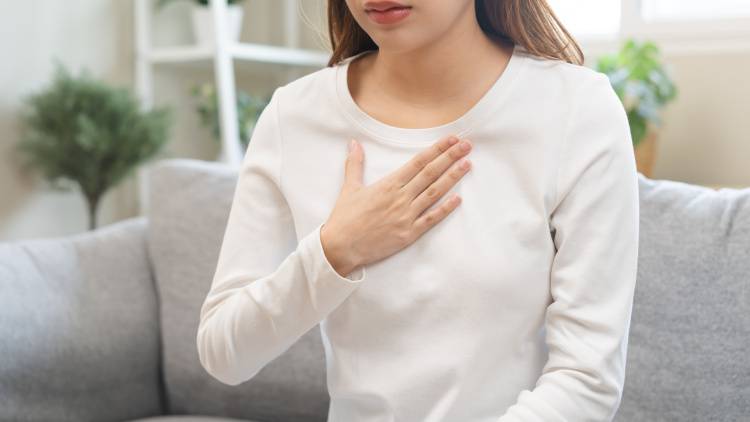 深く息が入らない人へ。背中がゆるんで呼吸がラクになる「ワニのポーズ」