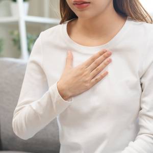 深く息が入らない人へ。背中がゆるんで呼吸がラクになる「ワニのポーズ」