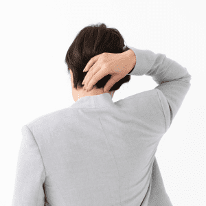 首を回さなくても軽くなる。胸をひらいて首がラクになる「スフィンクスのポーズ」