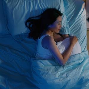 研究結果が示す「実は体に負担をかけている寝姿勢」とは？神経圧迫や腰痛を引き起こす可能性