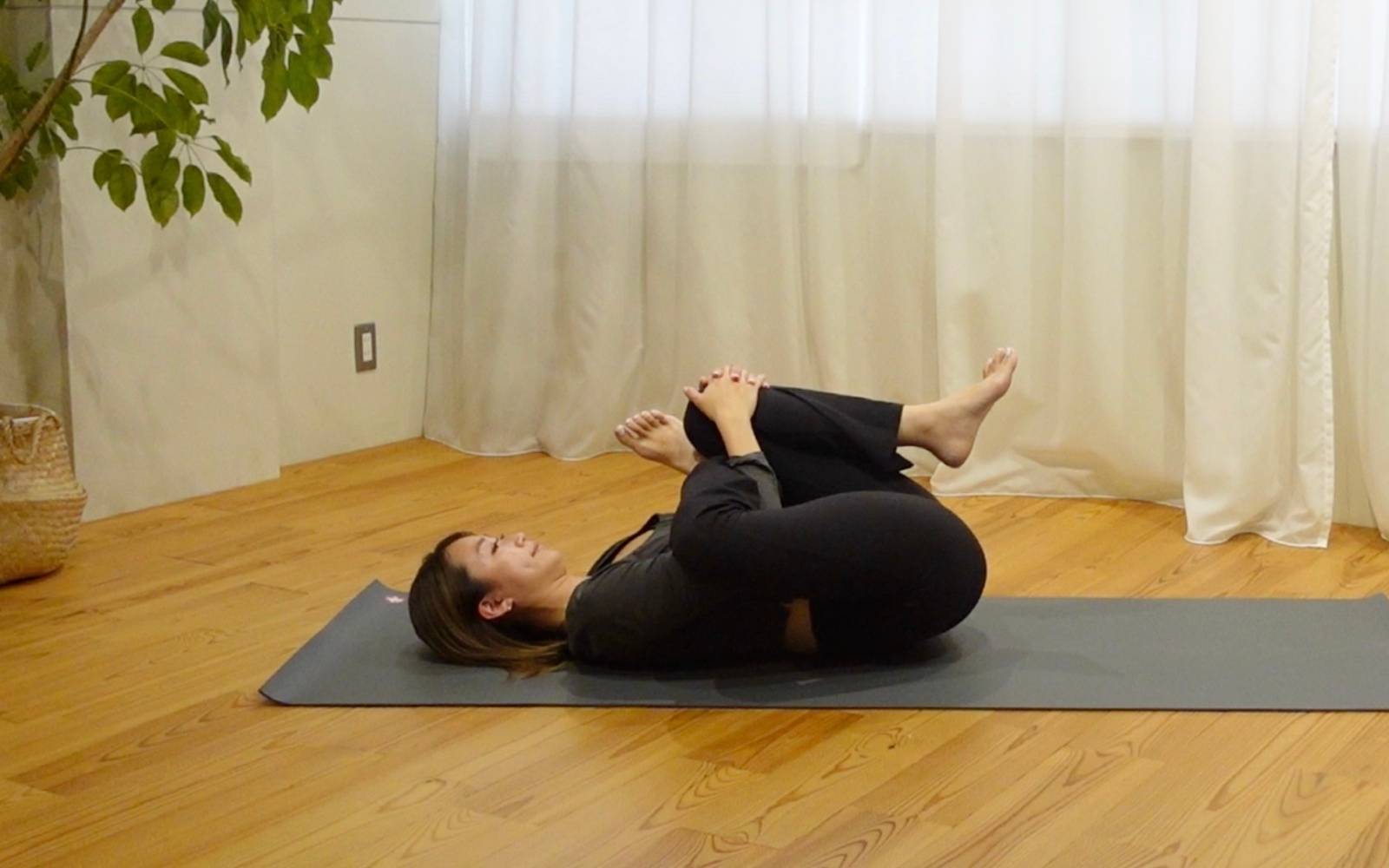 仰向けの糸通しのポーズ