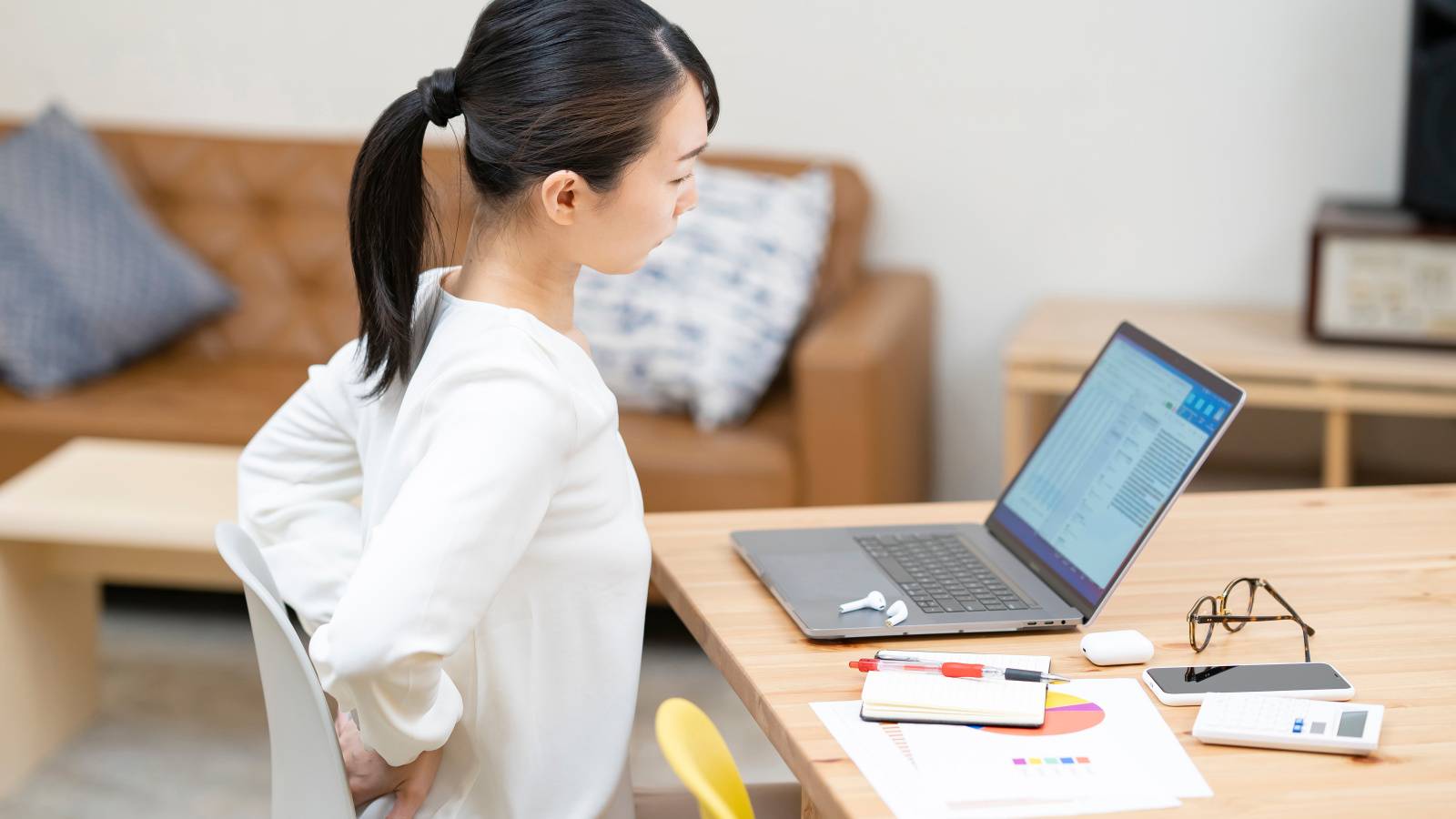  その不調、「長時間座りすぎ」が原因かも。座り姿勢で硬くなった筋肉をほぐす簡単ストレッチ 