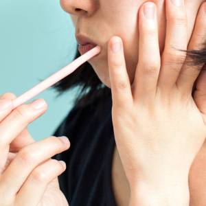 「歯ぐきの出血」が続く人ほど要注意な“血管の老化”とは｜医師が解説