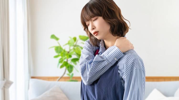 【肩を揉むより効果がある】肩甲骨下を動かしてゆるめる！40代からの肩こり解消ストレッチ