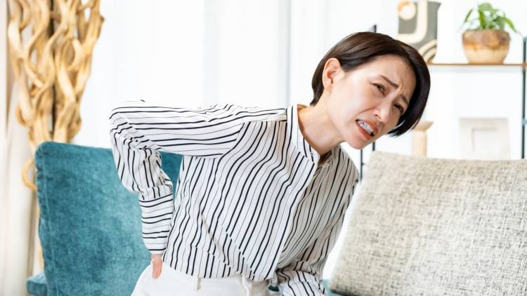 冷えて固まった腰をほぐす！長時間座りっぱなしの後におすすめ冬の腰痛予防ストレッチ