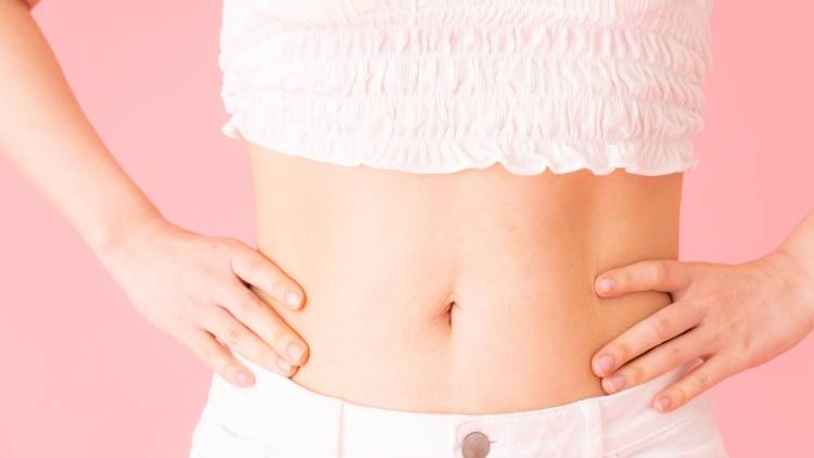 【冬のぽっこりお腹対策】正月休み明けにおすすめ！寝たまま伸ばすだけのお腹痩せストレッチ