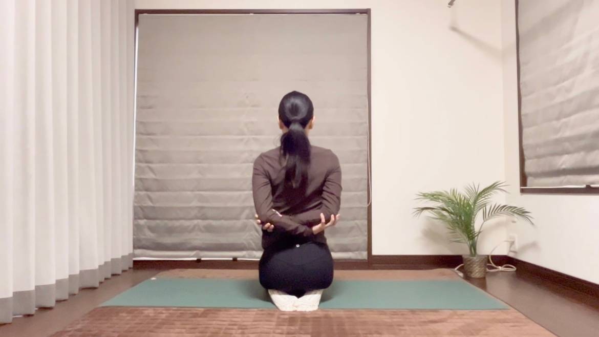 巻き肩ストレッチ