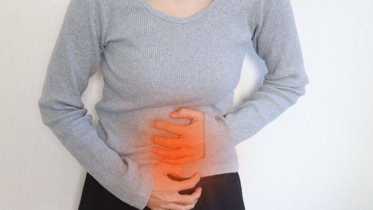 【あぐらで踏むだけ】忙しさやストレス、暴飲暴食で弱った胃を救う 「土踏まずマッサージ」のやり方