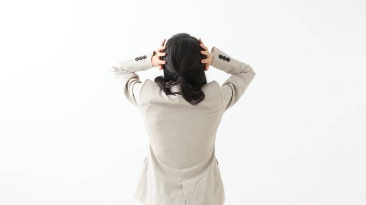 イライラが抜けないのは背中が緊張しているから。背中の力みをほどいて気持ちが静まるストレッチ