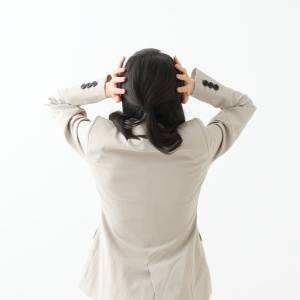 イライラが抜けないのは背中が緊張しているから。背中の力みをほどいて気持ちが静まるストレッチ