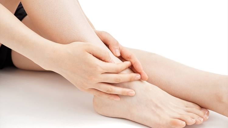 〈気にしている？足首の硬さ〉足首が硬いと腰痛や股関節痛が起きやすい？今日からできる解消ストレッチ