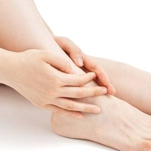 〈気にしている？足首の硬さ〉足首が硬いと腰痛や股関節痛が起きやすい？今日からできる解消ストレッチ