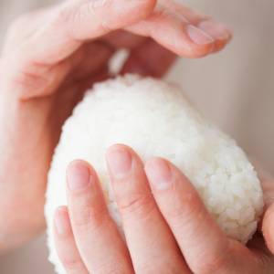 食物繊維不足を防ぐ！朝、おにぎりに入れたい食材とは？｜管理栄養士が解説