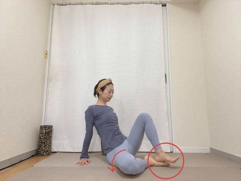 お尻の後ろの床に手をつき、左膝を外に開き、右足を左足の裏に乗せた体勢