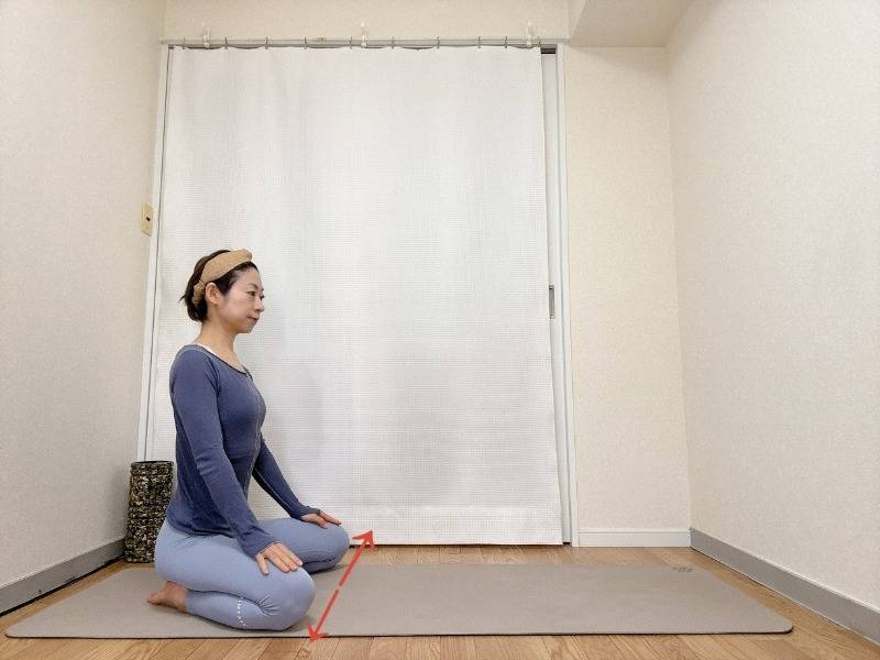 膝を広く開いた正座で座った体勢