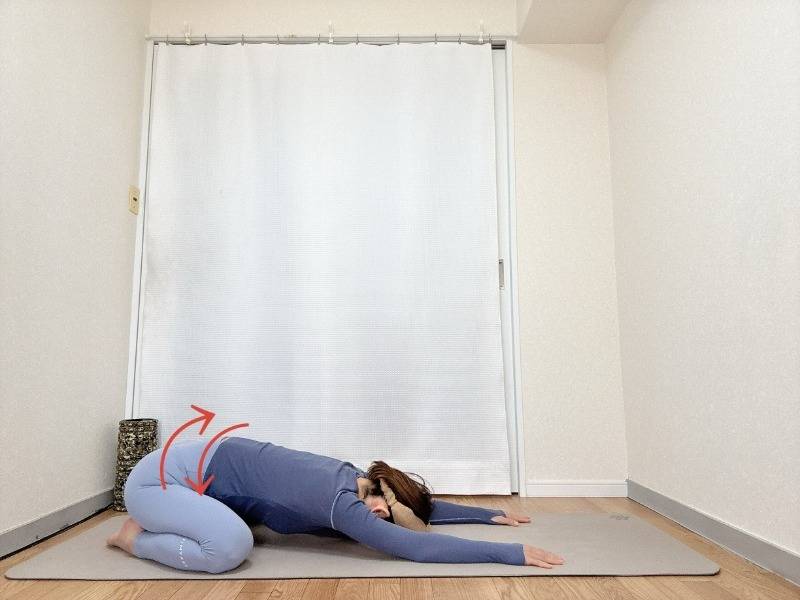 膝を広めに開いたチャイルドポーズ