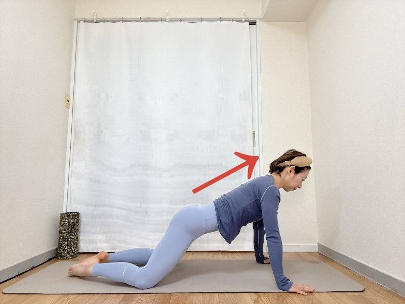 膝を広めに開いたチャイルドポーズからお尻を浮かせ、上体を前にスライドした体勢