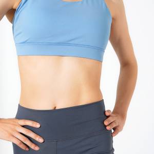 【時短トレで脂肪を燃やし正月太り撃退】体育座りに、パワフルな呼吸とねじりで代謝アップ！くびれのあるウエストに