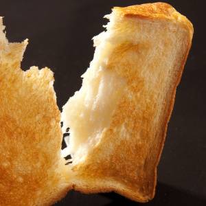 タンパク質不足を補う！朝食トーストに合う簡単トッピング｜管理栄養士が解説