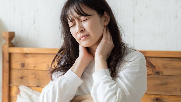 【首を寝違えたときのライフハック】ストレッチしないほうがいい？「３分でできる」首ほぐしとは