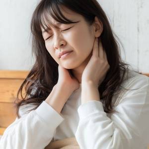 【首を寝違えたときのライフハック】ストレッチしないほうがいい？「３分でできる」首ほぐしとは