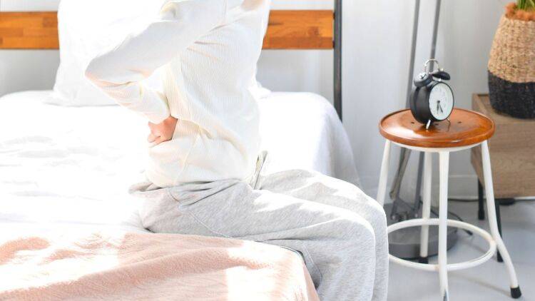 起床時や洗顔時に腰がピキッ…3分でできる「腰痛対策」【40代のゆるストレッチ】