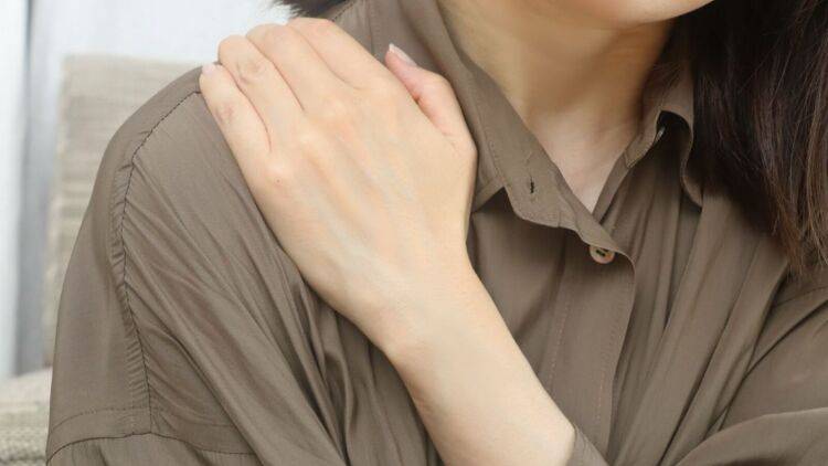 慢性的なガチガチ肩こりをゆるめる「やさしい肩と首のリセット法」ポイントは「脚のある部位を動かす!」