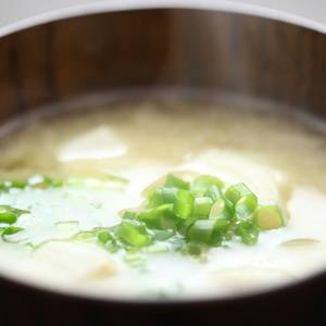 年末年始のむくみを解消!朝、味噌汁と組み合わせると良い食材とは?管理栄養士が解説