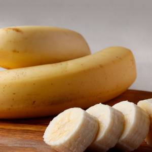 ビタミンC不足を防ぐ!おやつのバナナに、ちょい足しすると良い食材とは?管理栄養士が解説