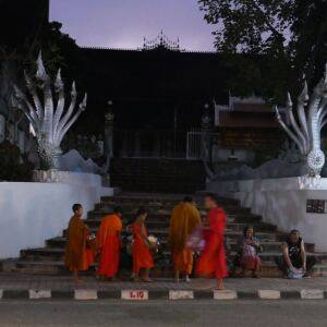 聖と俗の境界線を歩く：ルアンパバーンの托鉢｜心理師の旅と心の記憶と記録
