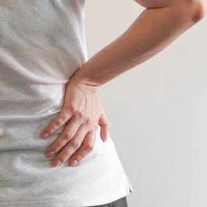 腰の冷え・重だるさを感じたら要注意。内側から温まる「ガス抜きのポーズ」