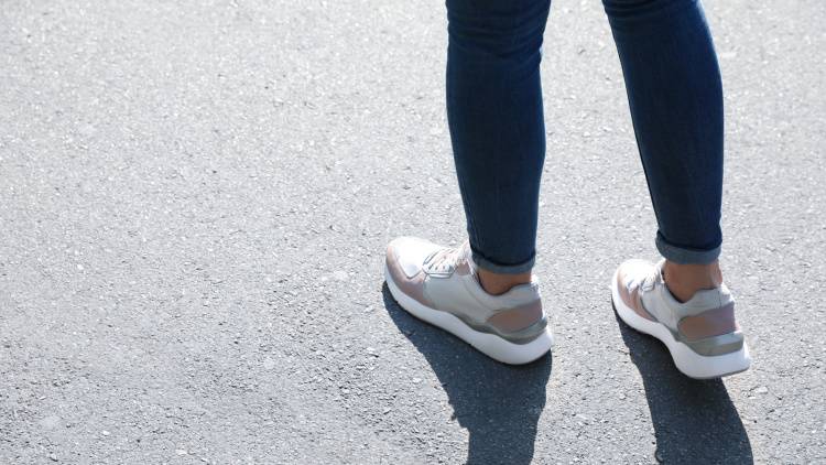 歩くと脚が重い、一歩一歩が億劫と感じる人へ。股関節がスッと伸びる「やさしいローランジ」