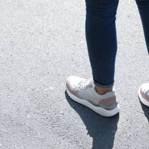 歩くと脚が重い、一歩一歩が億劫と感じる人へ。股関節がスッと伸びる「やさしいローランジ」