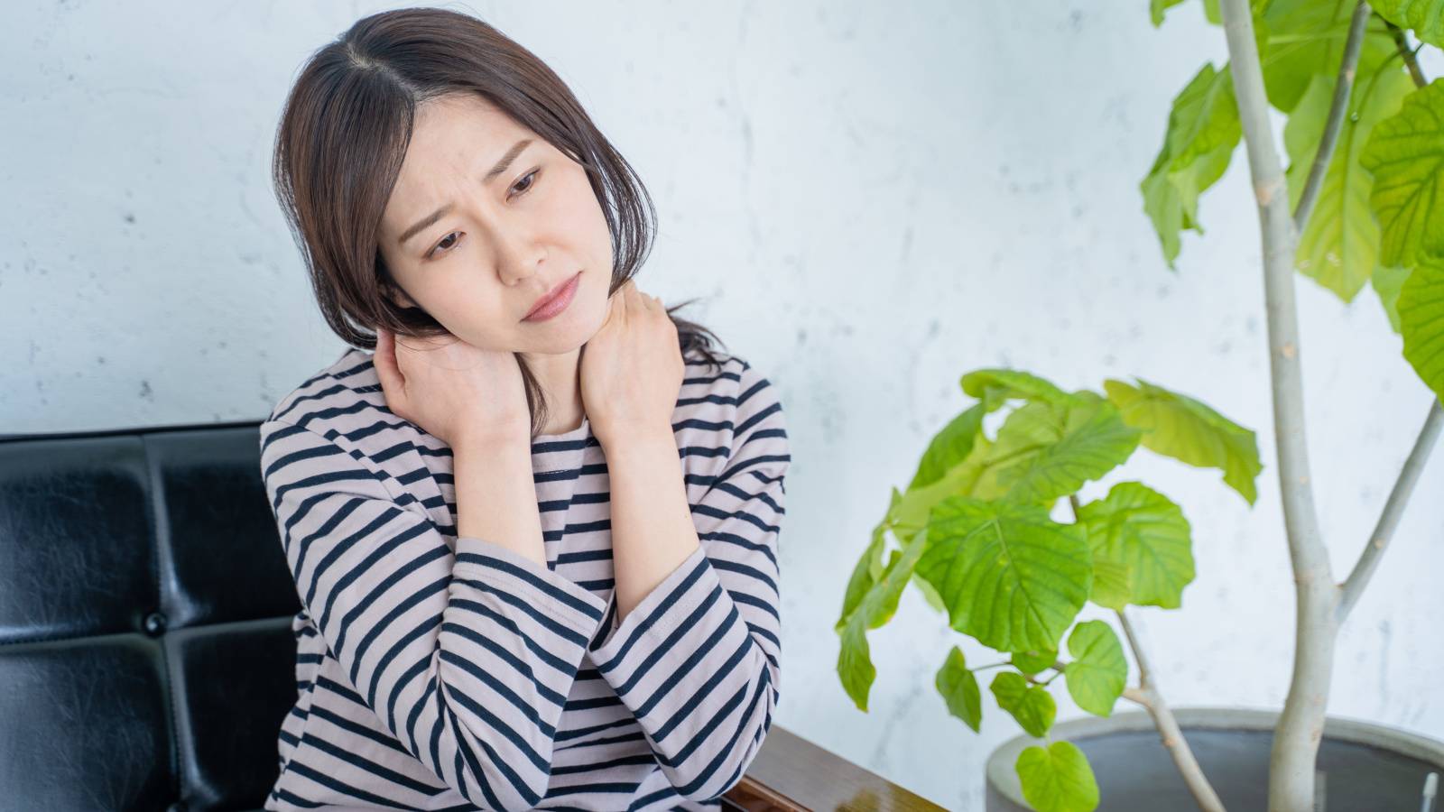  肩が上がって力が抜けない人へ。吐く息が深まる「座って行う呼吸ポーズ」 